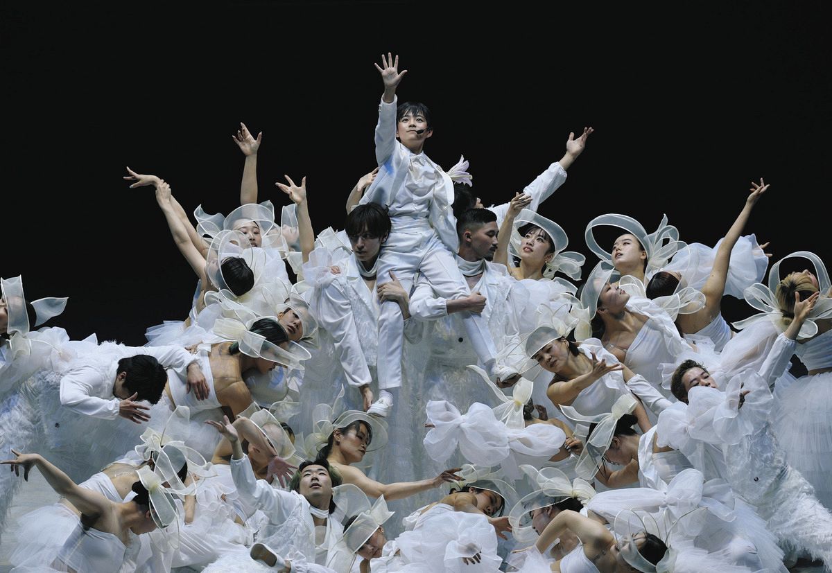 ＩＧアリーナの開業式典で、ダンサーたちとダンスを披露する島田泰我（中央上）