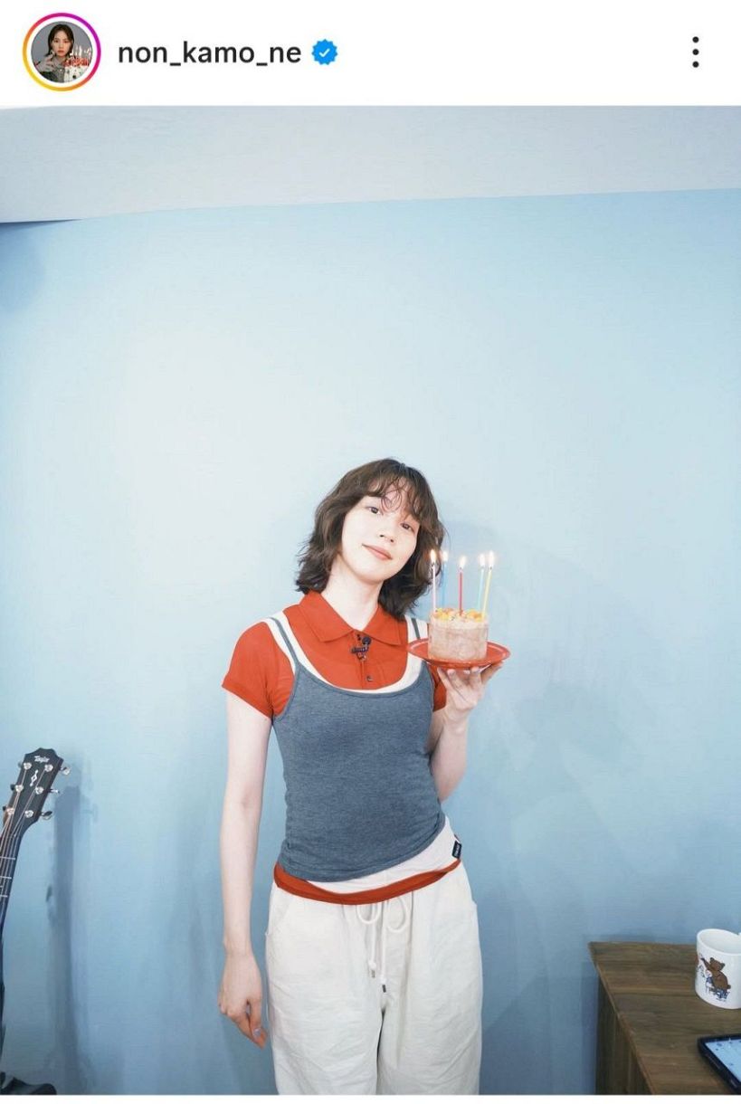 るんるん 実際の投稿】「るんるんです」のん、33歳の誕生日ケーキを手に笑顔：中