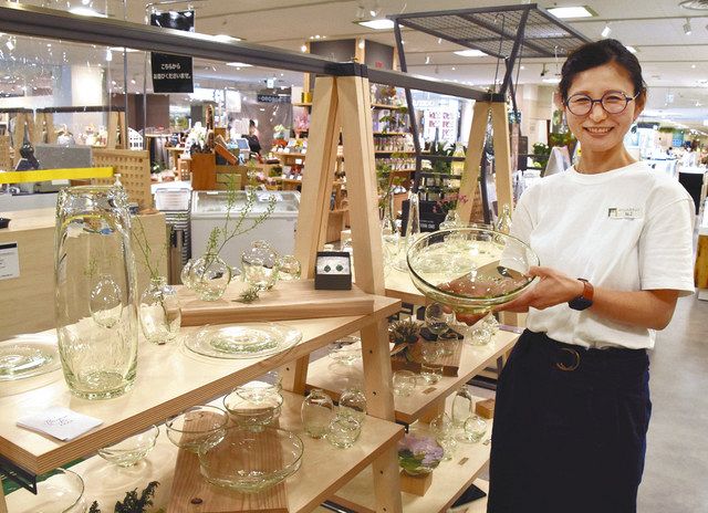 琵琶湖と生きる＞ 水草使いガラス作品制作 作家の神永さん：中日新聞Web