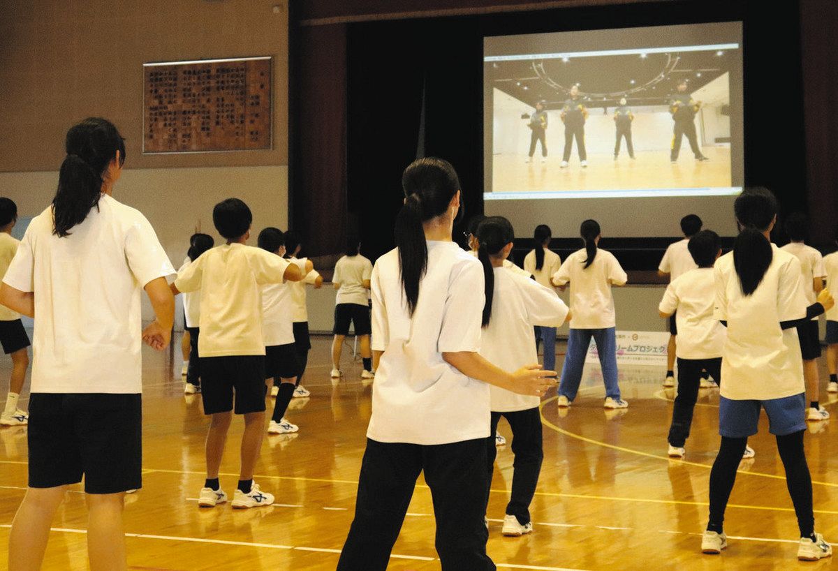 お手本はEXILE監修の教材ダンス 松阪・殿町中で「LDH」連携授業：中日