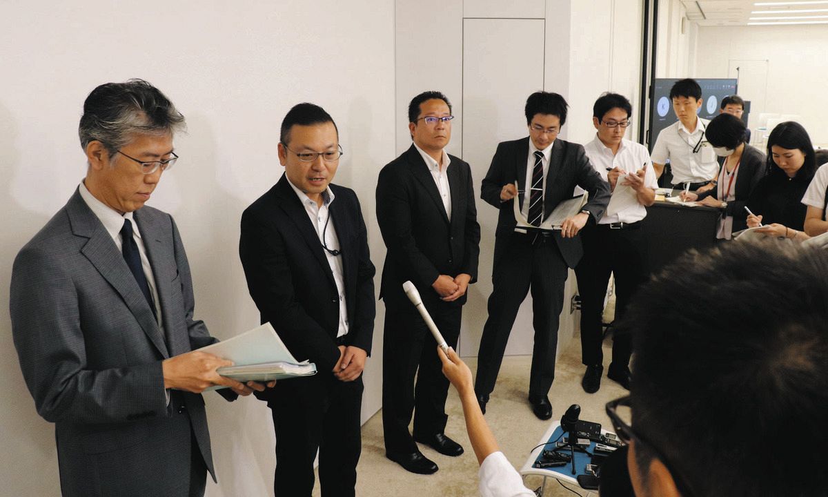 会合後、報道陣の取材に応じるＪＲ東海の担当者＝県庁で