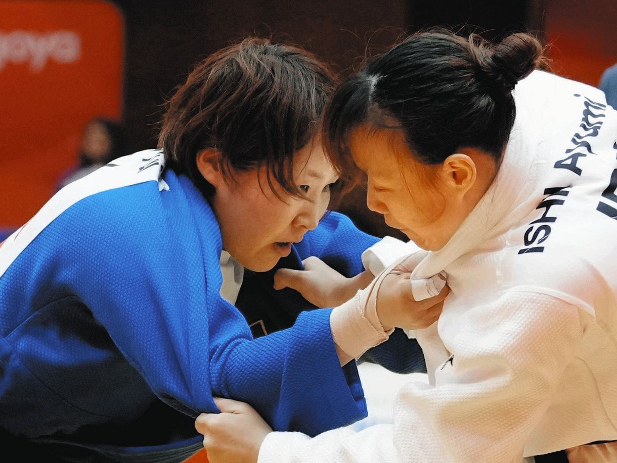 柔道女子52キロ級（弱視）3位決定戦で攻め合う藤原由衣選手（左）と石井亜弧選手