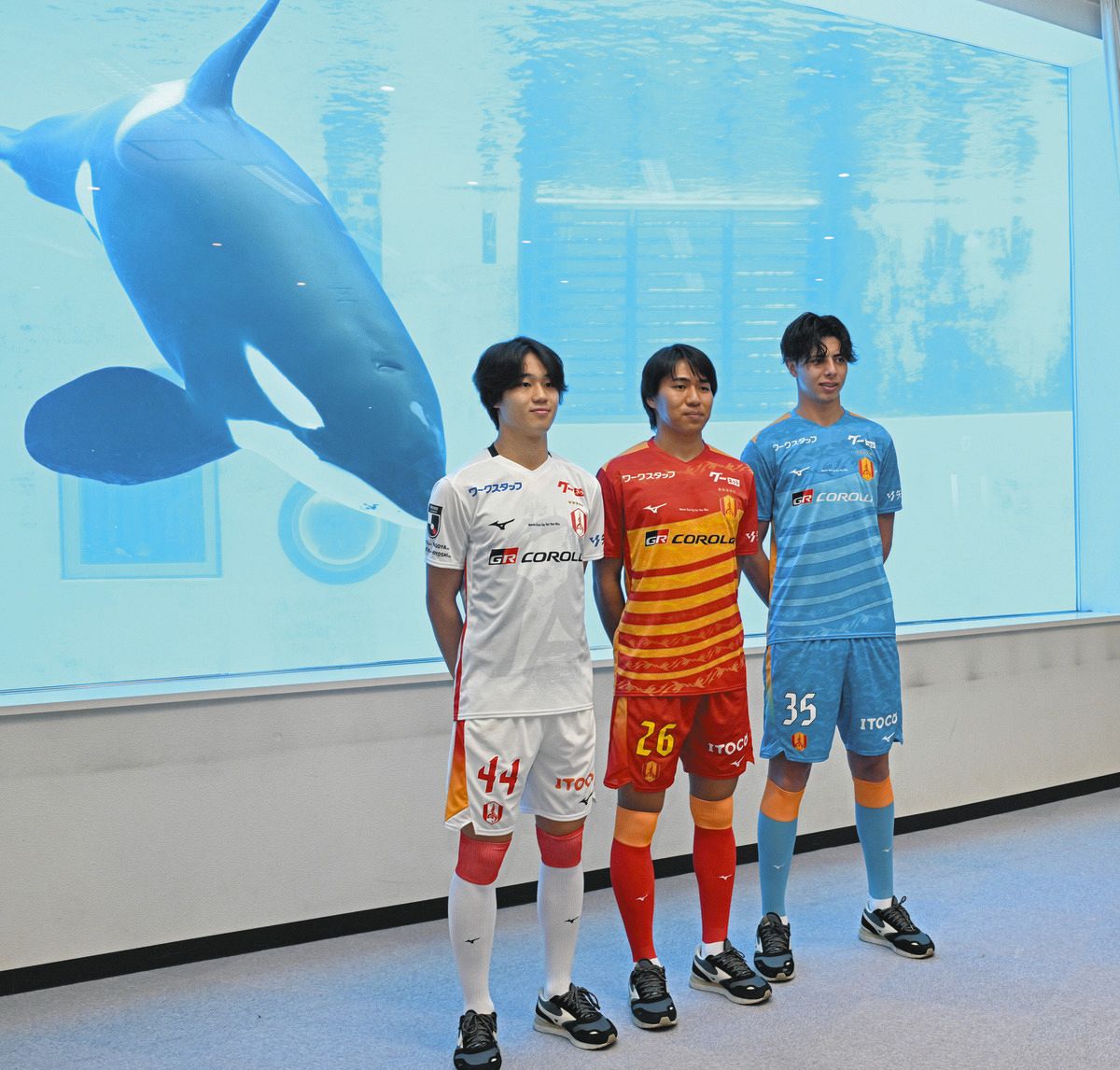 名古屋グランパスの来季ユニフォームお披露目 「海の王者」のように