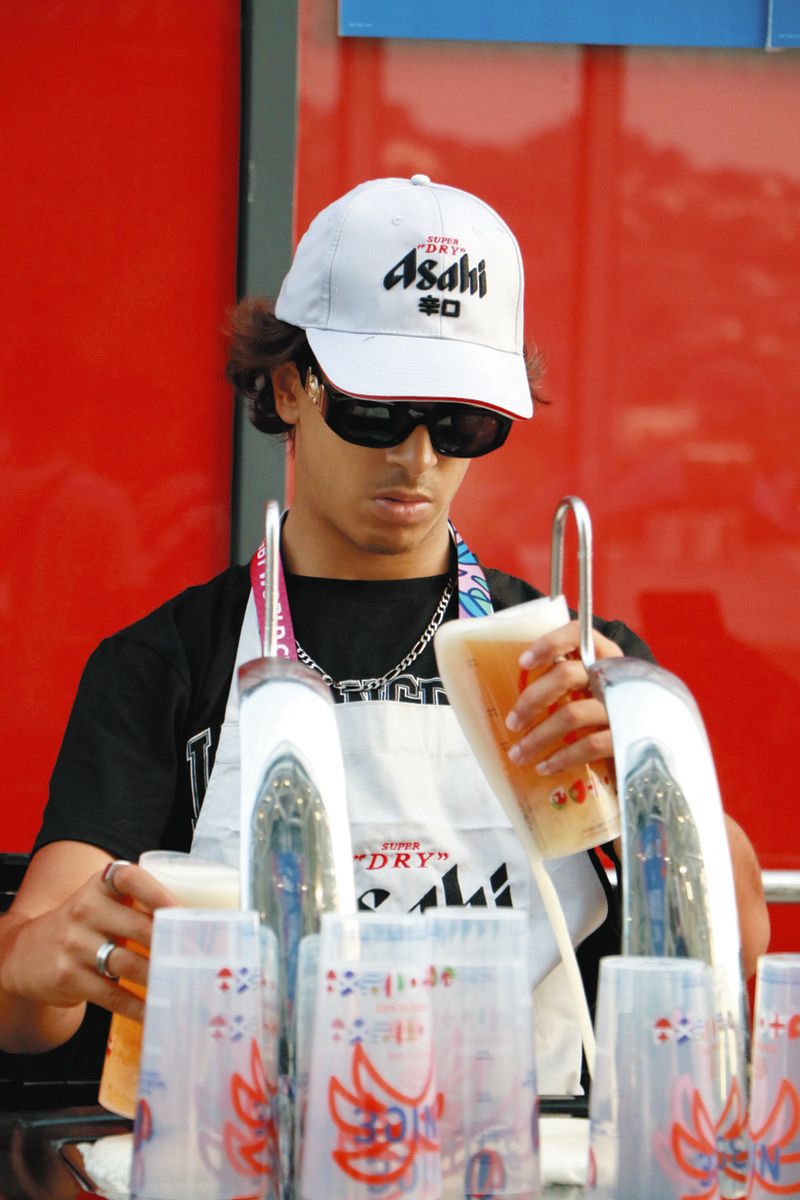 観戦のお供 ビールが優勝！ ラグビーW杯で熱狂のフランス：中日新聞
