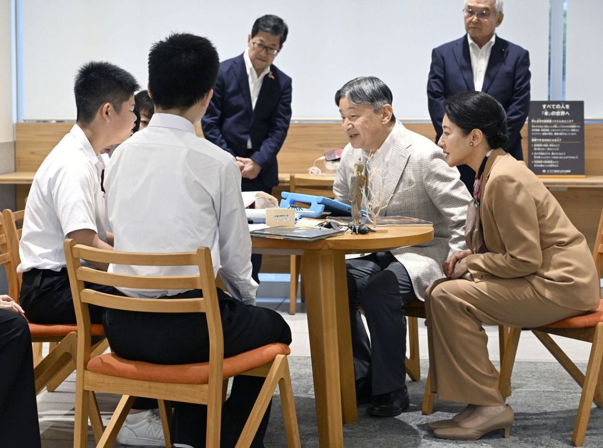 　複合施設「オーテピア」の図書館で高知県立盲学校の生徒と懇談される天皇、皇后両陛下＝２６日午前、高知市（代表撮影）