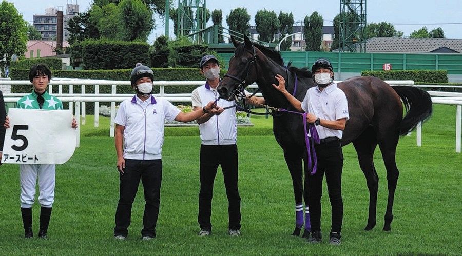 札幌5R新馬】アースビートが逃げ切り 1番人気馬の猛追かわす「距離は