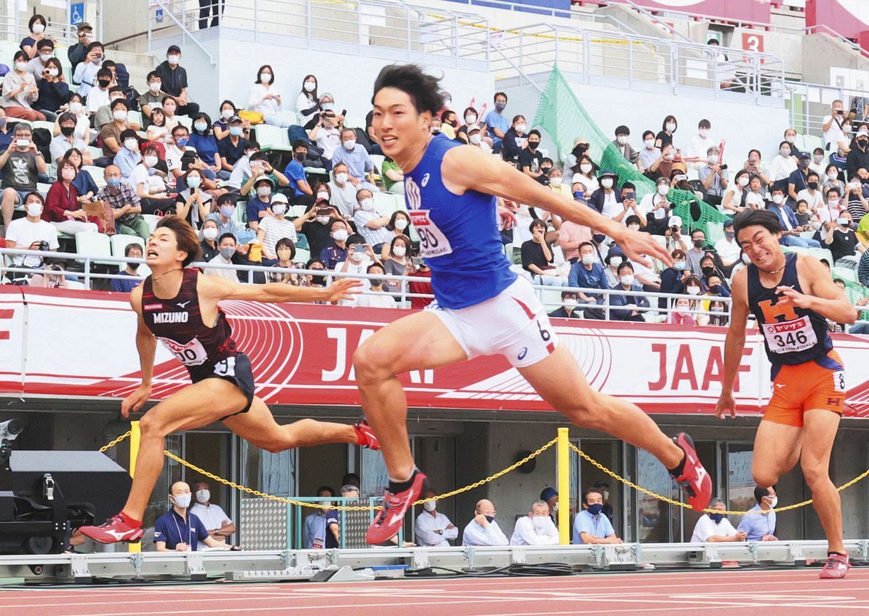 男子110メートル障害決勝　優勝した泉谷駿介（中）と2位の金井大旺（左）