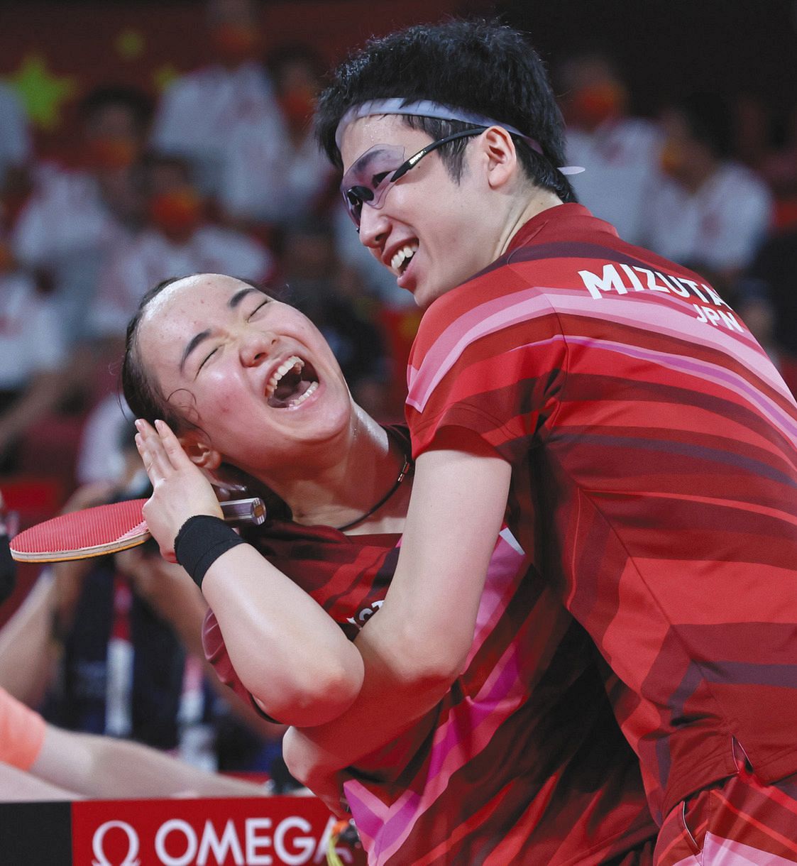 卓球混合ダブルスで優勝し、抱き合って喜ぶ水谷隼（右）と伊藤美誠