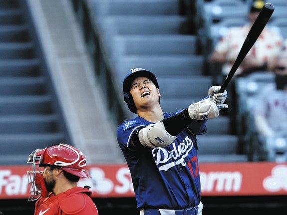 顔をしかめる大谷翔平（AP）