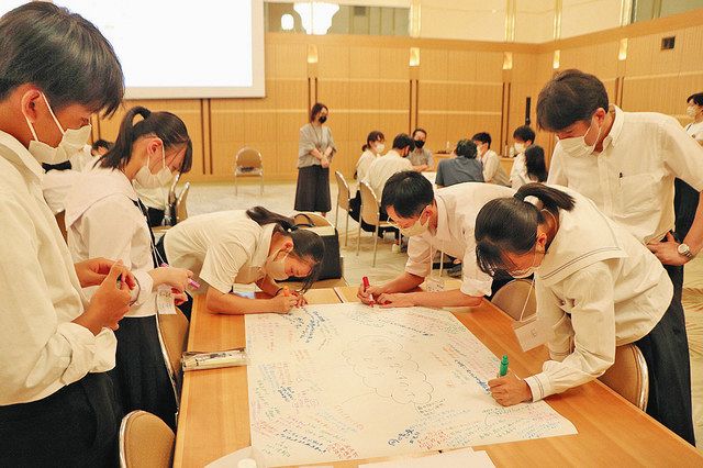 「制服をなくすのって、どう？」をテーマに意見を出し合う生徒たち＝福井市の県国際交流会館で 