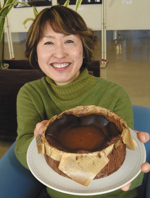 ２月の特製「チョコレートバスクチーズケーキ」を紹介する伊藤由美子さん＝菊川市の小菊荘で 