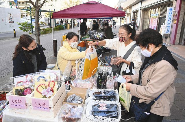 買い物客らでにぎわう大曽根マルシェ＝名古屋市北区大曽根で