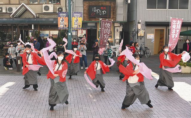 躍動感あふれる踊りを披露するアクティブ大曽根のメンバー＝名古屋市北区大曽根で