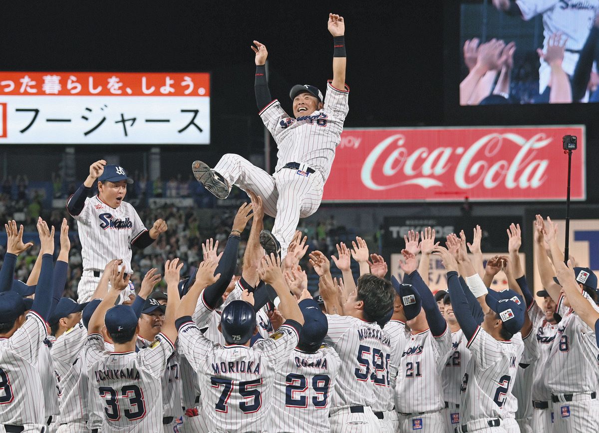 荒木貴裕、現役ラスト打席は左飛「こういうところが僕だなと」 胴上げ