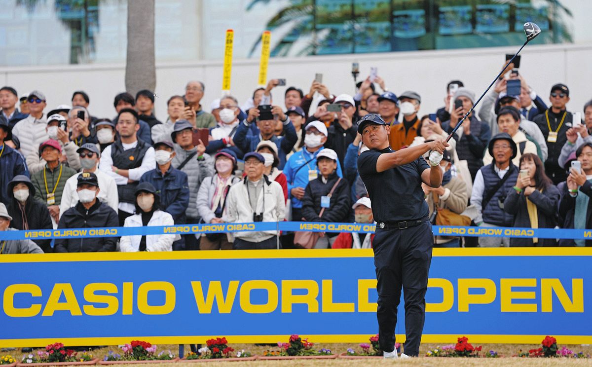 ◇松坂人気すごいぞ！大勢のギャラリーの前でショットを放つ、同組の