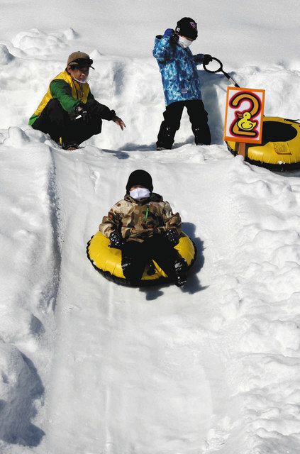 スノーチューブで雪の斜面「楽しい」 福光東部小児童：北陸中日新聞Web