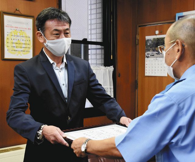 漂流家族救助で感謝状 長浜署 竹生島の神主 生嶋さんに 中日新聞web