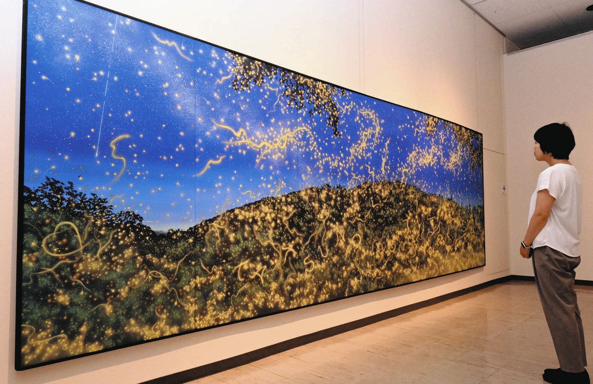 飛び交うホタルを色鮮やかに描く 辰野で県内出身日本画家・高橋浩規