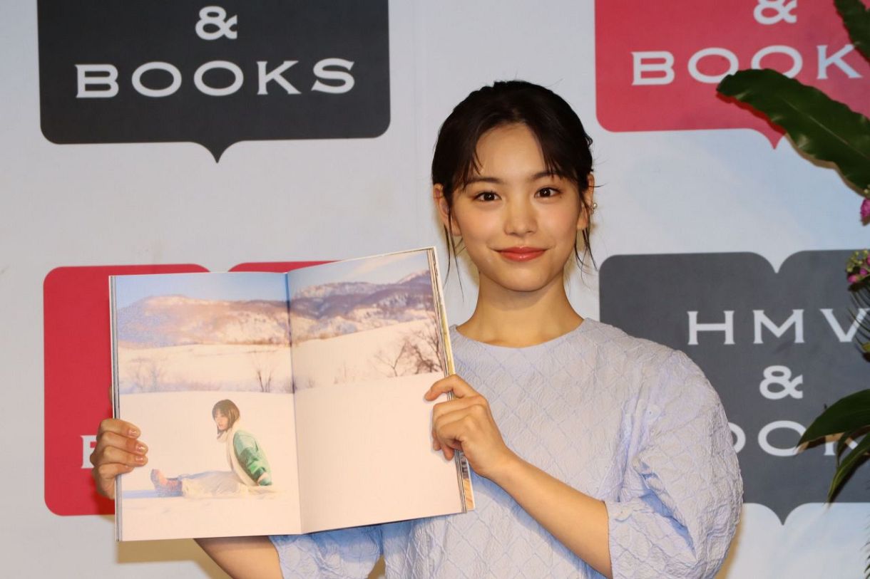 14歳~少女亜美写真集 當真あみ「今後はアクションに挑戦したい」 初写真集取材会で意欲語る:中日スポーツ・東京中日スポーツ