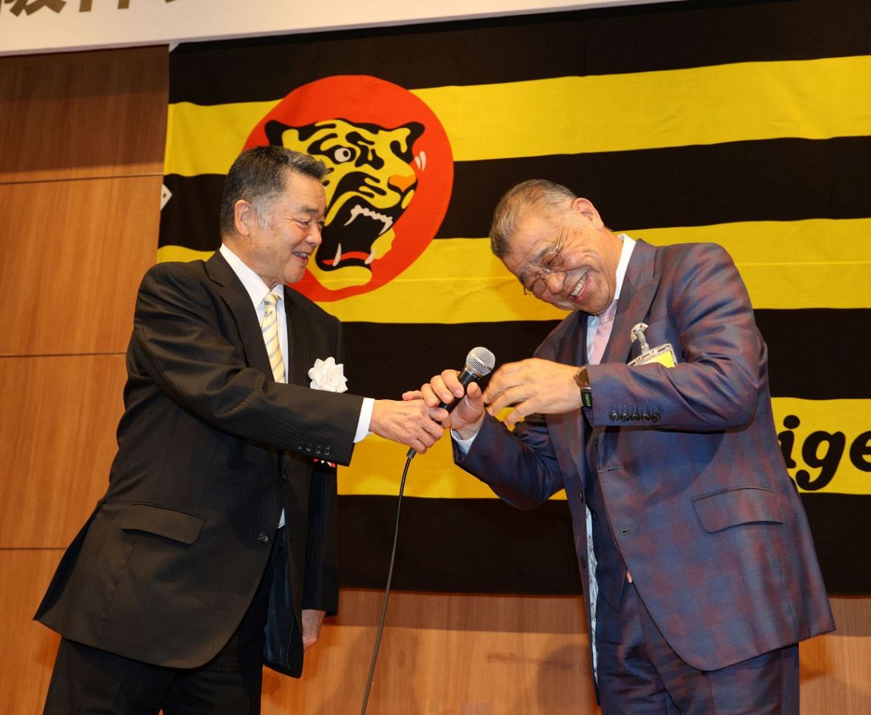 ◇川藤幸三氏から笑顔でマイクを手渡される掛布雅之OB会長【写真】：中