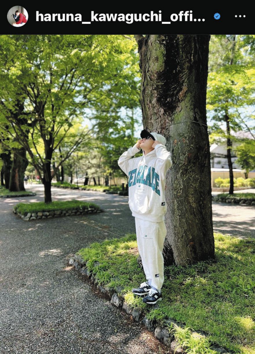 ◇川口春奈、パーカーコーデで新緑を満喫する【写真】：中日スポーツ