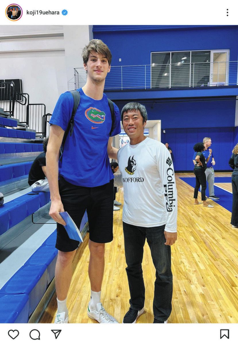 ◇上原浩治さん、231センチ選手と2ショット【写真】：中日スポーツ