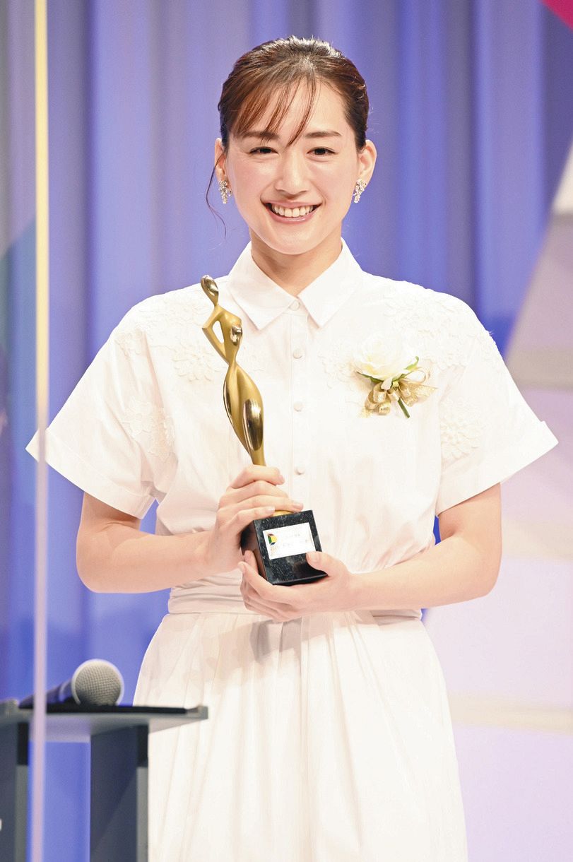 綾瀬はるか 意外にも初の主演女優賞に綾瀬はるか 石坂浩二の称賛に「エッヘヘ」【東京ドラマアウォード】：中日スポーツ・東京中日スポーツ