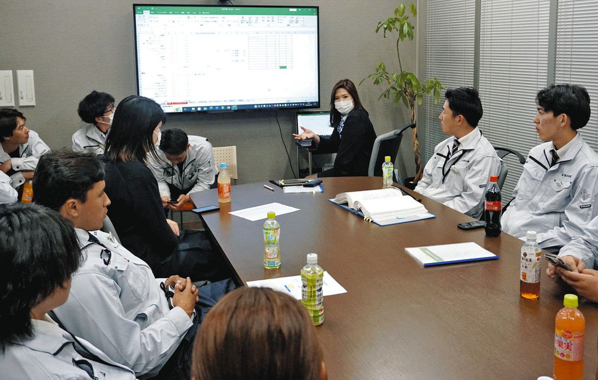 社内のバーベキューイベントを企画する若者会議のメンバーら＝亀山市の堀田建設で 