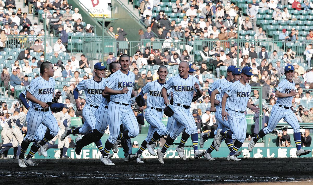 健大高崎―敦賀気比　敦賀気比に勝利し、笑顔で応援席に駆け出す健大高崎ナイン