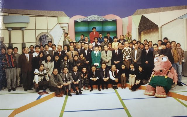 １９９４年３月に放送された最終回の収録後の記念撮影（中京テレビ提供）