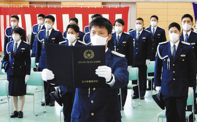 大卒３２人 女性２人 過去５年最少 県警察学校 初任科生の卒業式 北陸中日新聞web