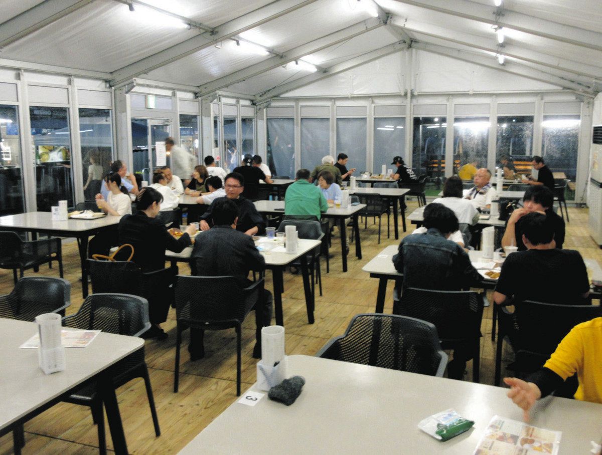 雨ニモマケズ「たはら屋台村」始まる 愛知県田原市の社会実験、順調な