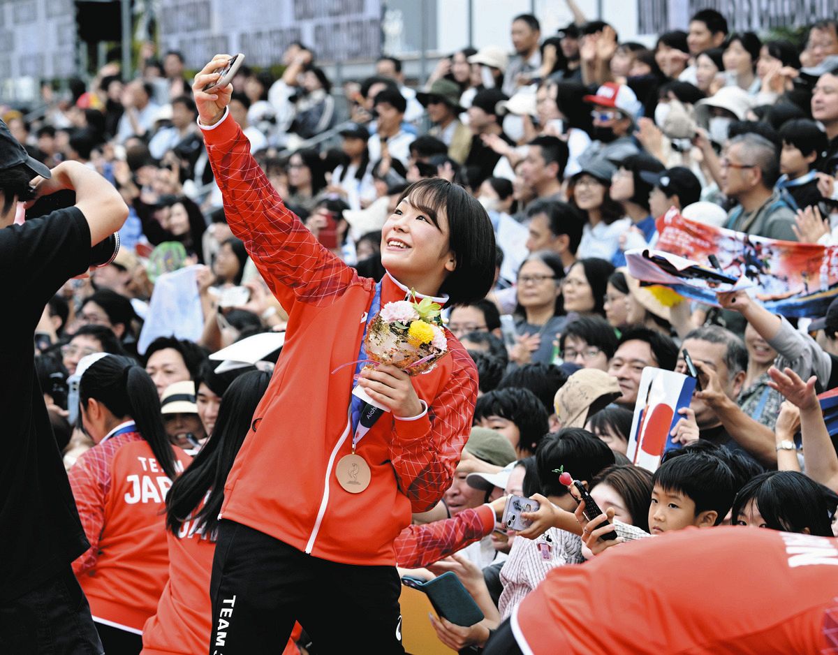 メダリストセレブレーションで来場者と記念撮影する藤波朱理