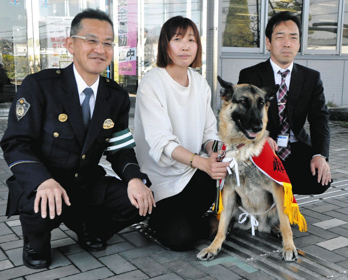 シェパード「未来」に警察犬嘱託書を交付 東濃地域で活動へ：中日新聞Web