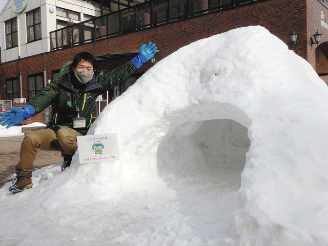 駐車場にかまくら登場 駒ケ根ファームスで矢満田さん制作 中日新聞web