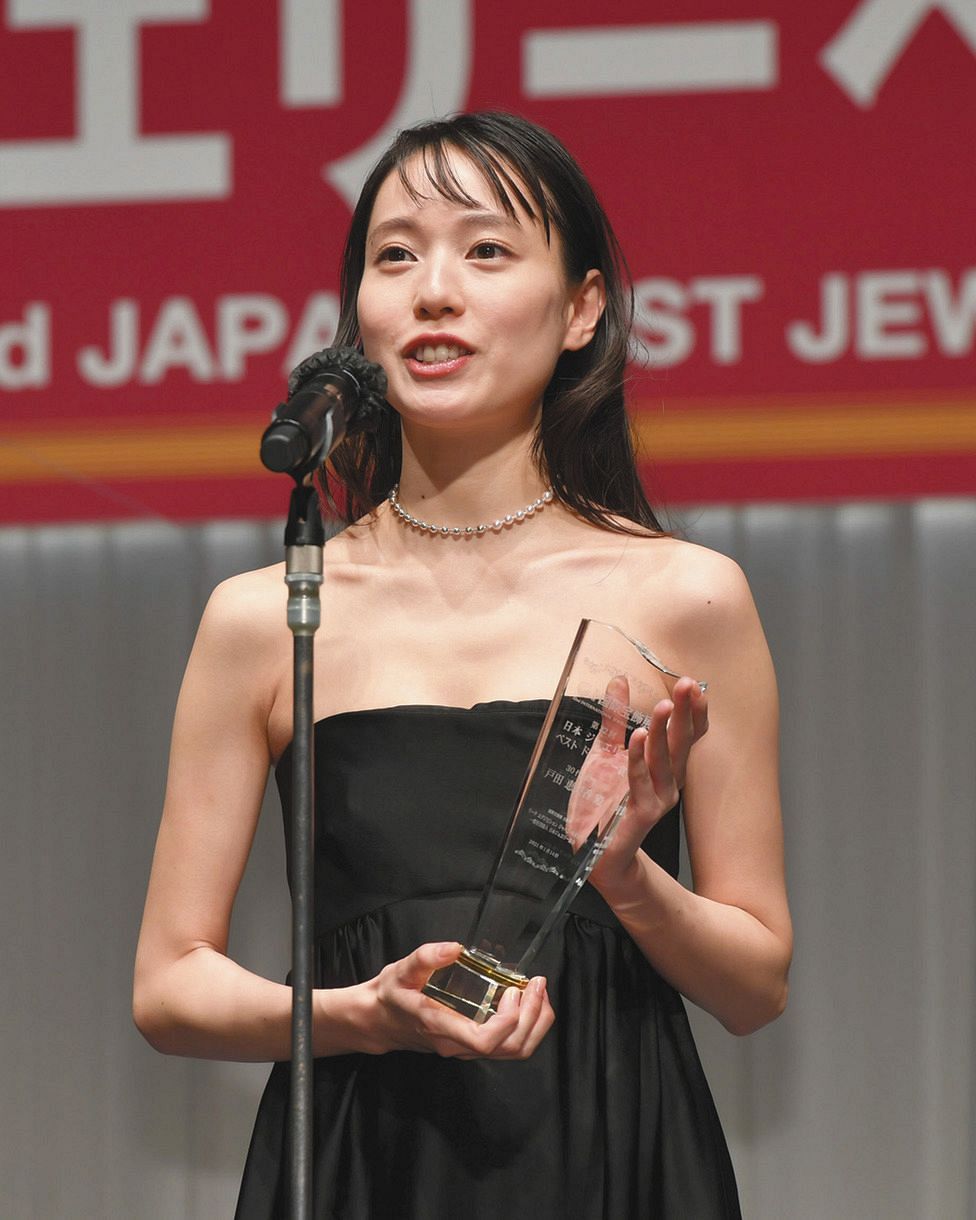 ３０代部門を受賞した戸田恵梨香は大胆なドレスで登場