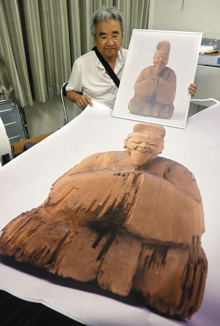 非公開の「天神座像」写真で見て 鈴鹿・菅原神社、拝殿に実物大で掲示