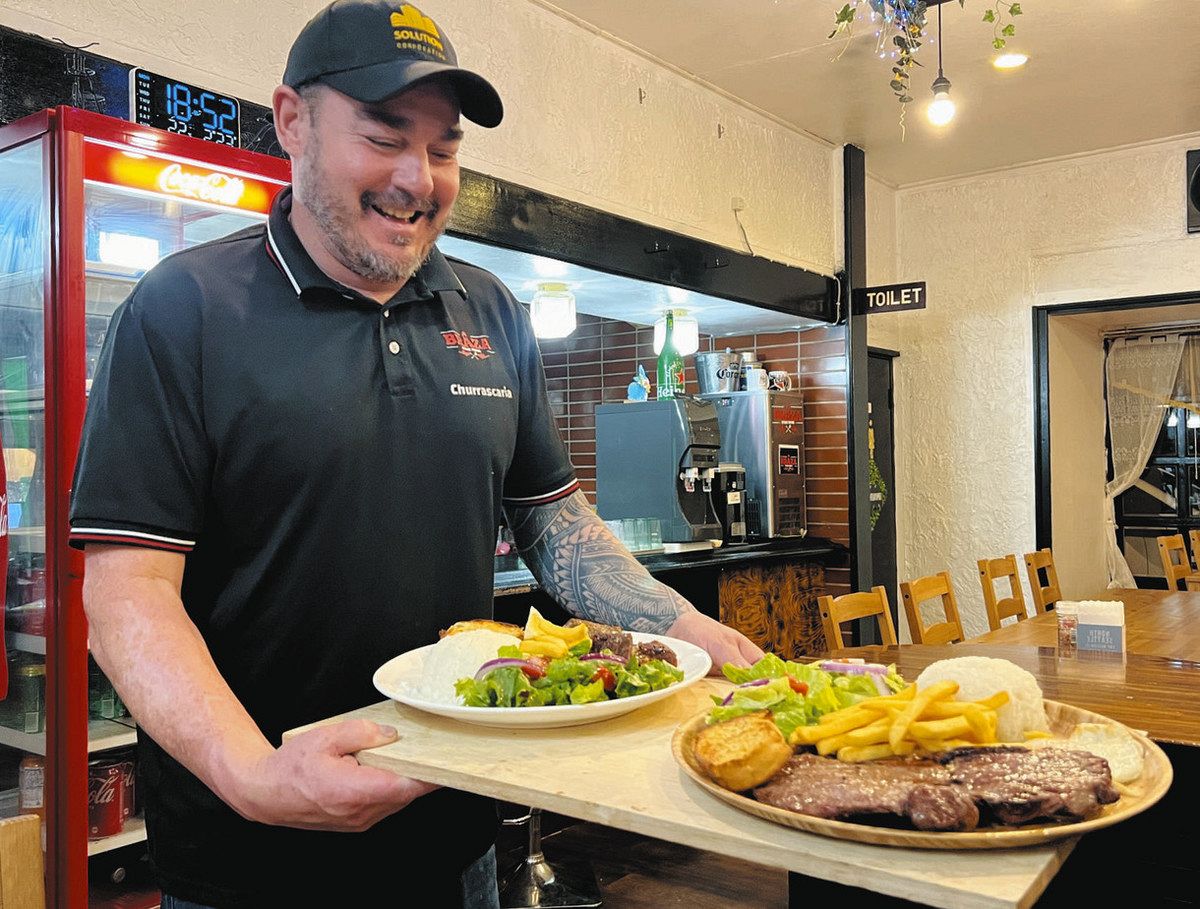 ブラジル人客らでにぎわう「ブラザ・ステーキハウス」。男性店主によると、1番人気は「骨付きローストリブ」だという＝愛知県西尾市で