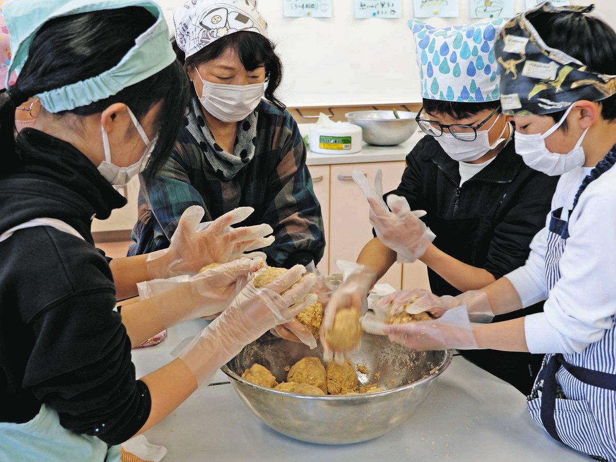 みそ造りに取り組む児童たち＝恵那市山岡小で
