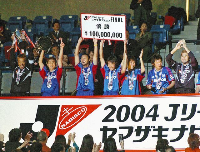 ナビスコ杯で優勝し、表彰台でサポーターの声援に応える梶山（右から2人目）らＦＣ東京イレブン＝2004年11月3日、国立競技場で