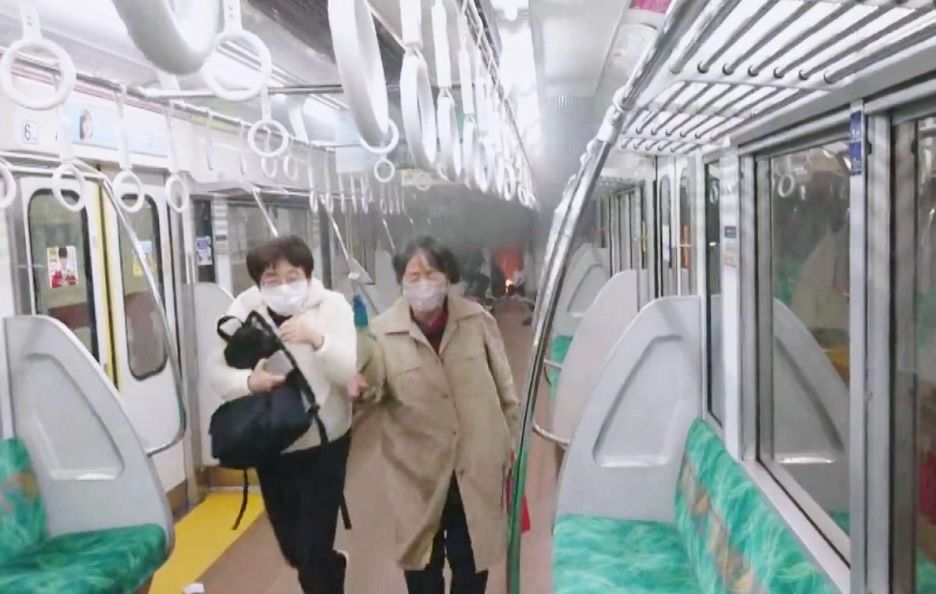 写真 逃げ惑う乗客らと車内の炎 中日スポーツ 東京中日スポーツ