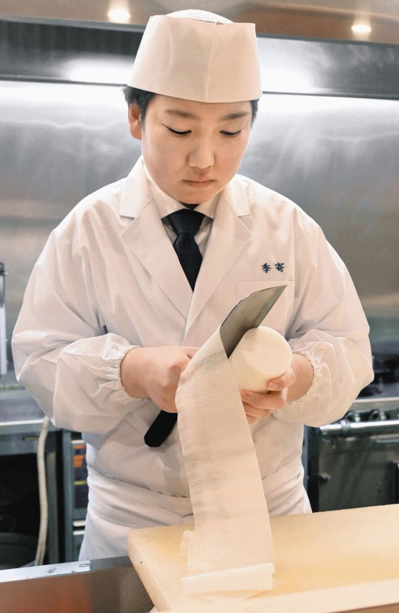 技能五輪全国大会で敢闘賞 日本料理職種 巧みな包丁さばきなど披露