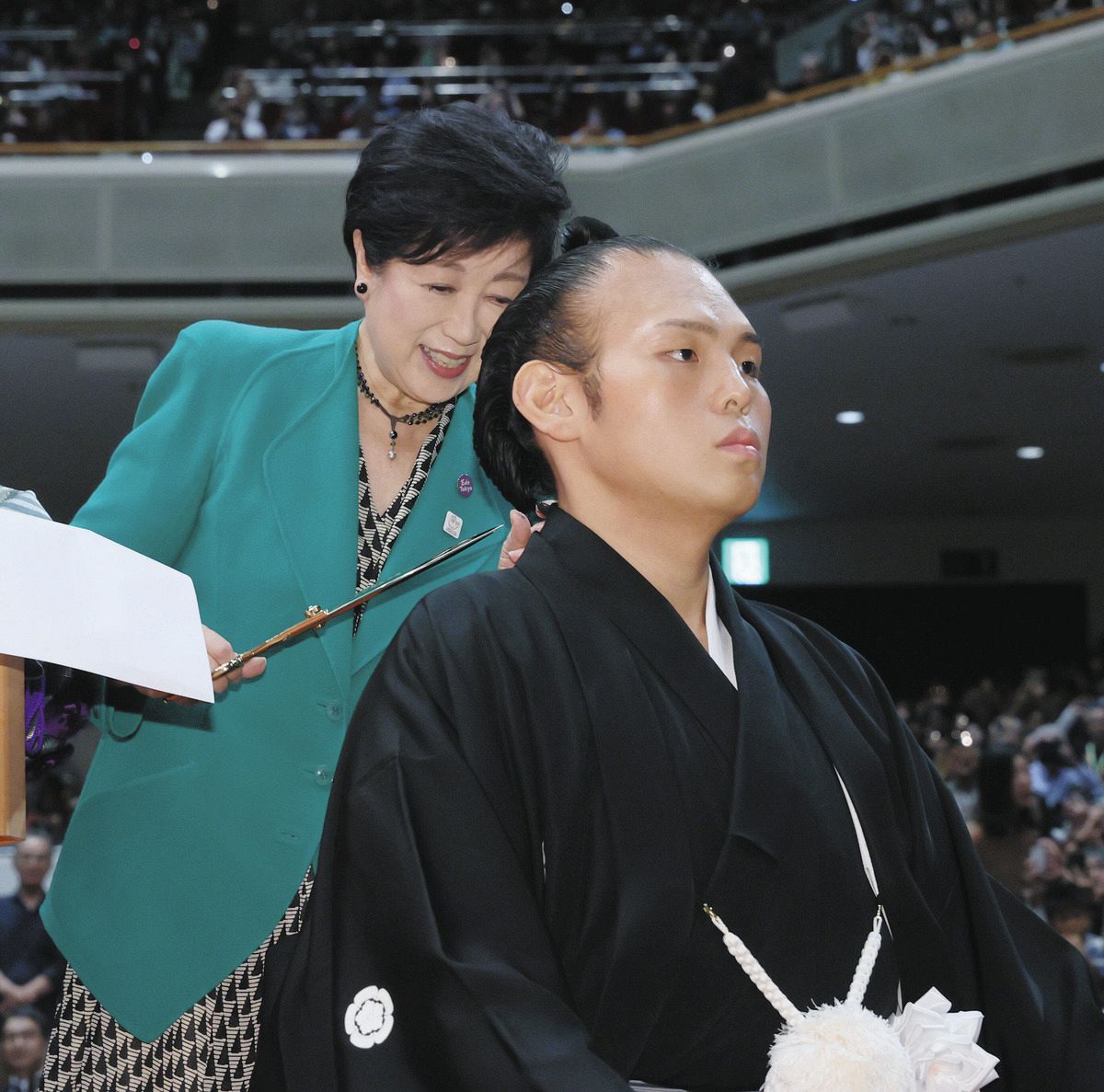 ◎祝10月4日貴景勝断髪式！湊川親方解説最高！２升五合ますます繁盛！ 元貴景勝・湊川親方、断髪式を終えツーブロックの自然な仕上がりに笑顔