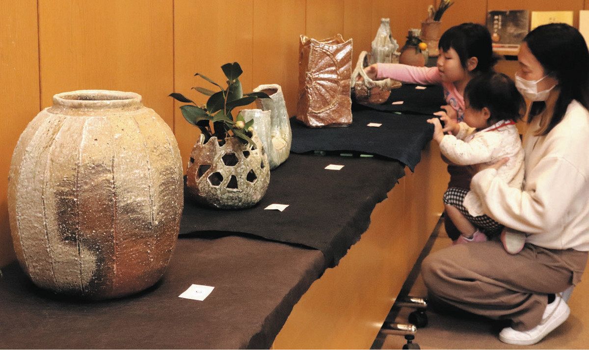 神山清子·信楽自然釉·角筒花入 賢く
