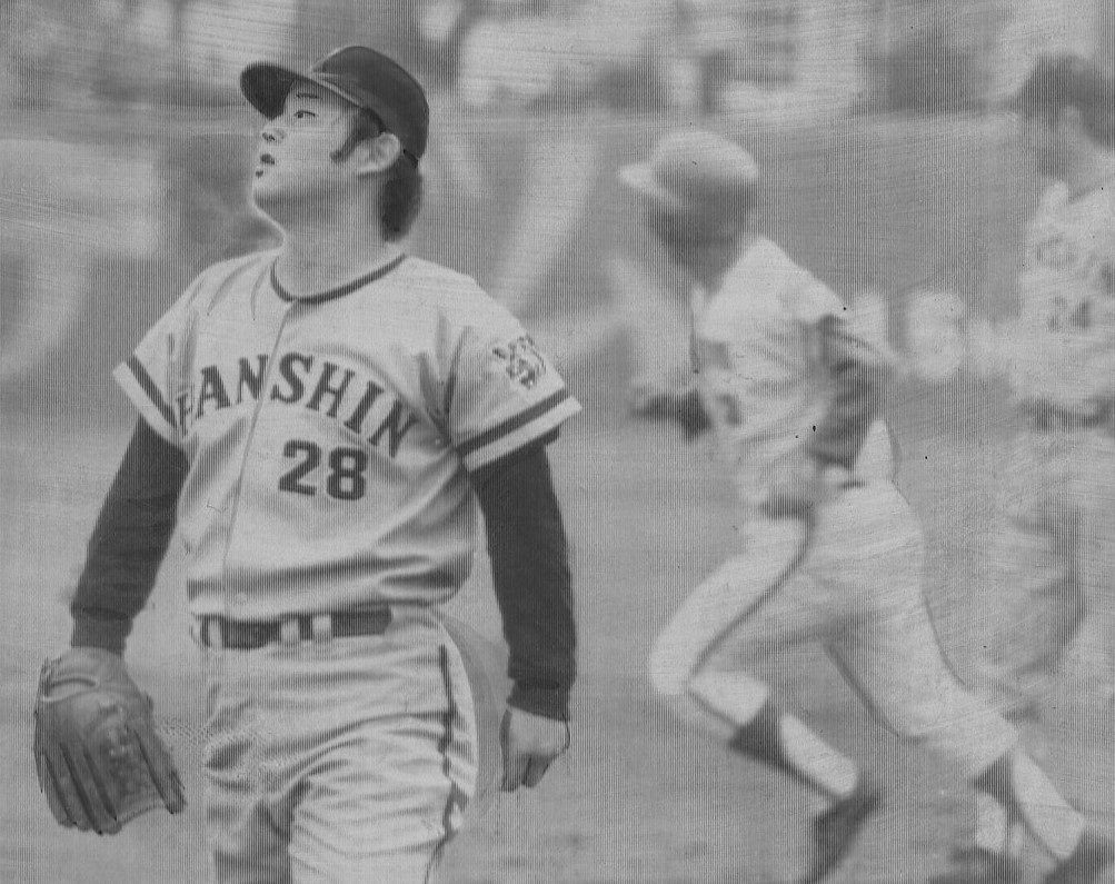 ４回裏中日無死、木俣は左翼へ勝ち越しのソロホーマーを放ち１塁を回る。打たれた江夏は天を仰いで放心状態＝１９７３年１０月２０日、中日球場で 