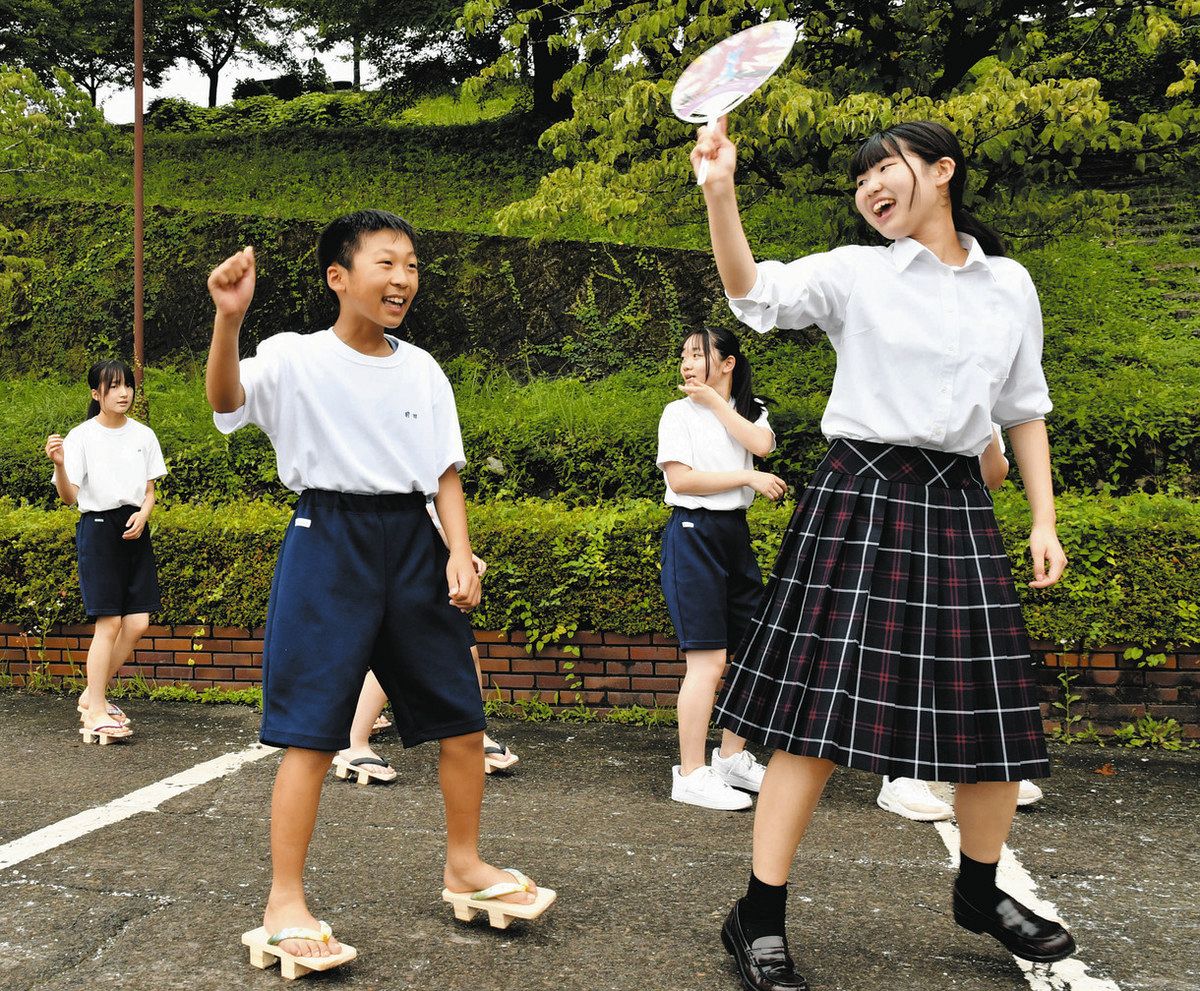 「マイ下駄」で白鳥おどり 白鳥中生、郡上北高生招き盛大に：中日新聞Web