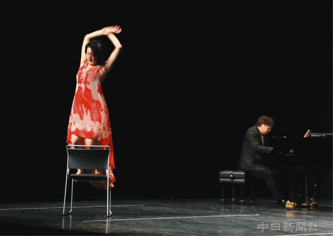 公演に向けてリハーサルをする森下真樹とピアニストの古田友哉＝メニコンシアターAoiで