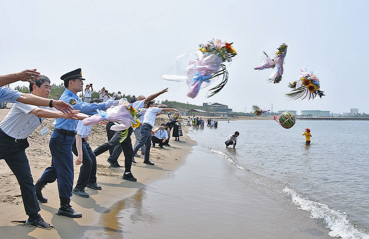 さあ夏本番、三国サンセットビーチと浜地海水浴場で海開き式 福井県