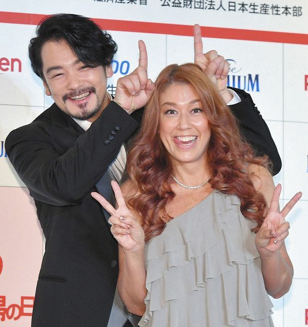 「いい夫婦　パートナー・オブ・ザ・イヤー2020」を受賞した小田井涼平（左）とLiLiCo夫妻
