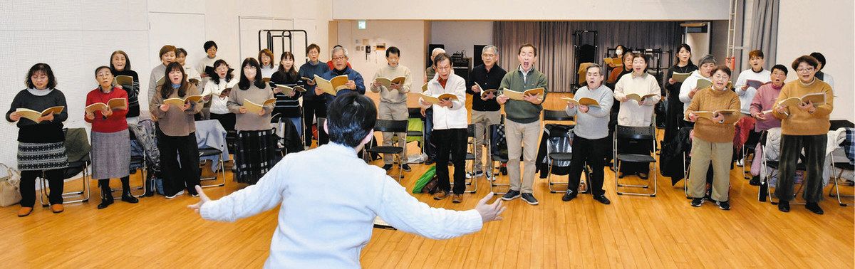 立ち上げ公演に向けて練習する団員ら＝可児市文化創造センターで
